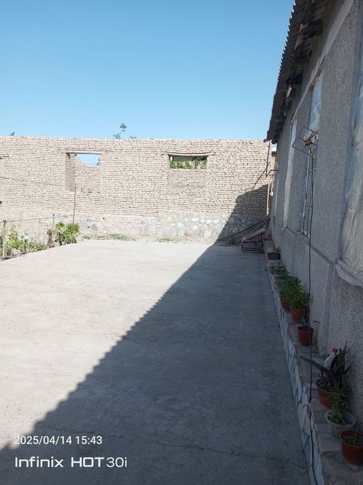 Hovli sotiladi 15 sotix.