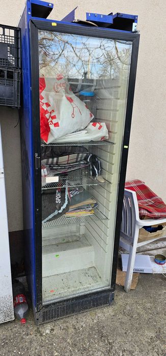 Продавам щанд маса и здрави пластмасови столове