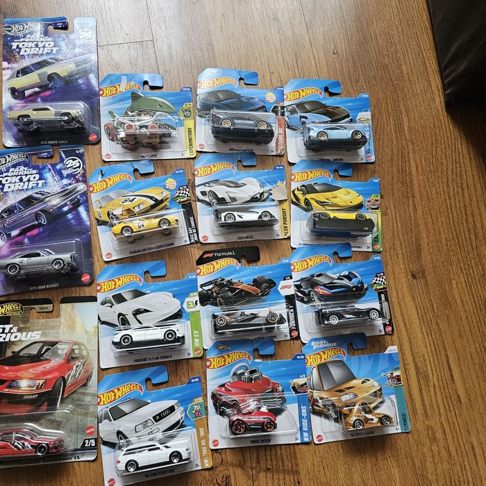 Колекция от Hot Wheels колички.