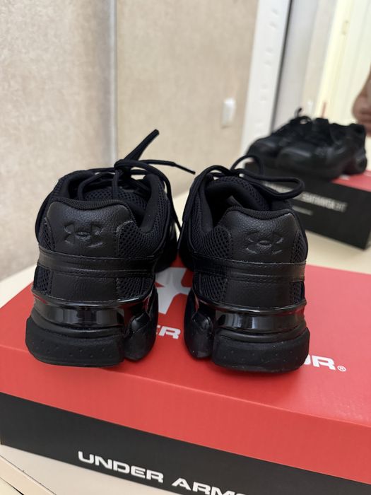 Кроссы от Under Armour 40,5 размер