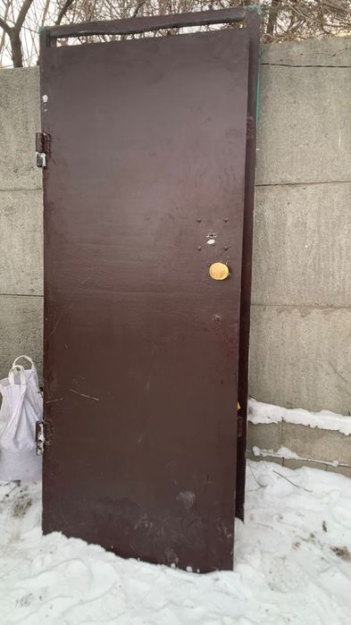 Продам входную железную дверь