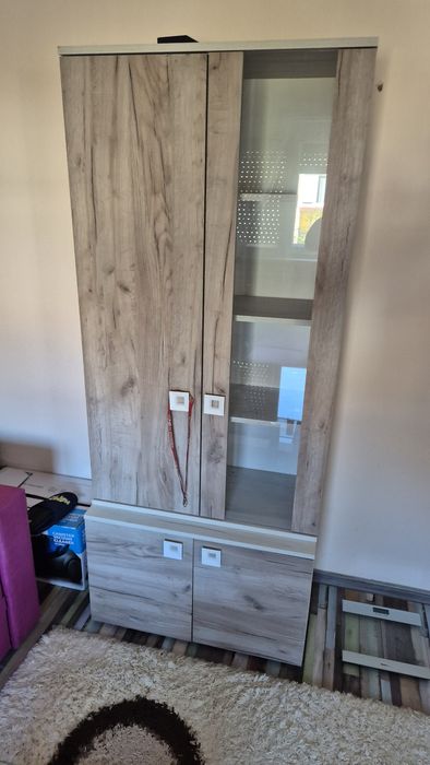 Vând mobilă de living cu canapea extensibilă și doi tabureți de cameră plus o masă de sticlă