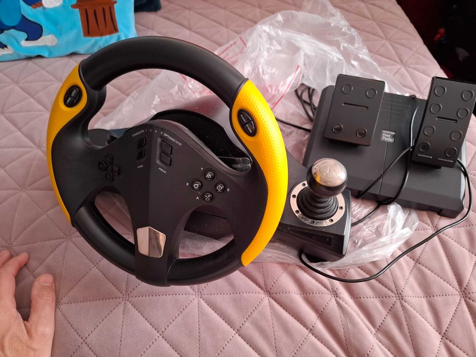 Volan gaming cu pedale