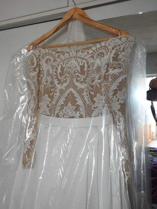 Vand rochie de mireasa, croi si material deosebit.