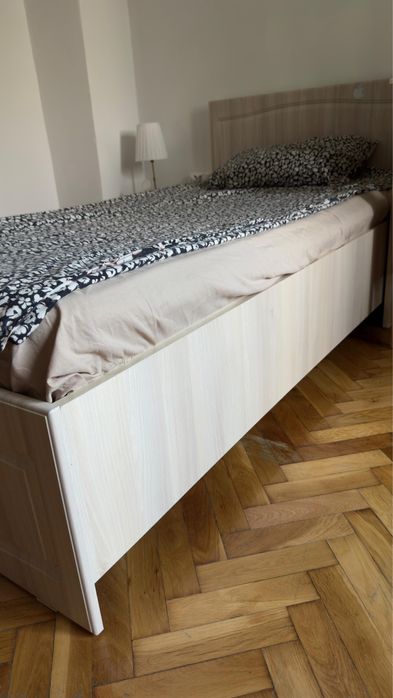 vând pat cu saltea inclusă și birou pentru 2 copii