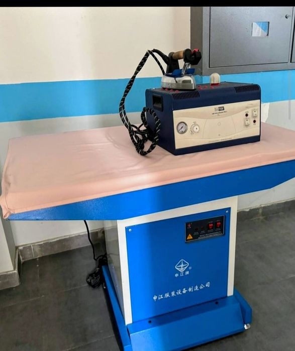 Промышленный гладильный стол с утюгом