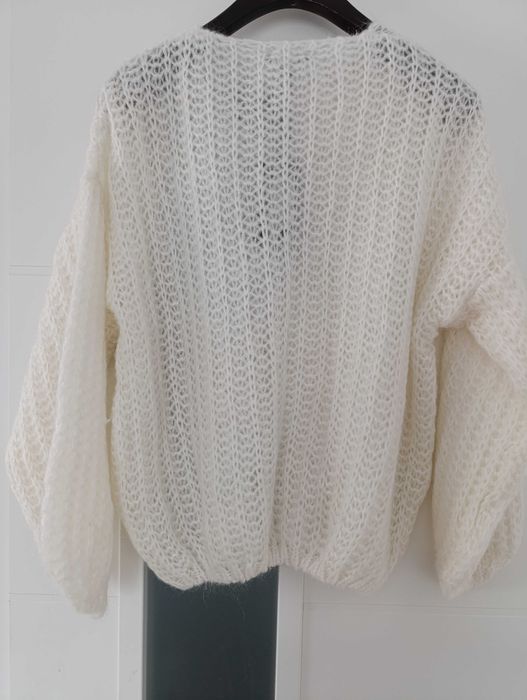 Нов ,бял пуловер.