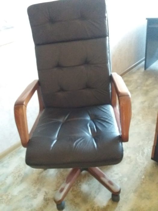 Продам  стол офисный