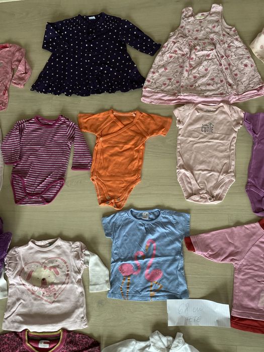 Vand lot haine fete(4-6 luni), frumoase.