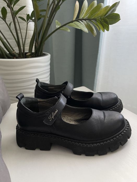 Продам школьные туфли Tiflani