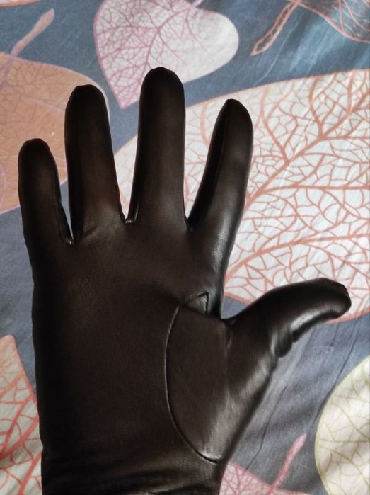 Кожаные перчатки