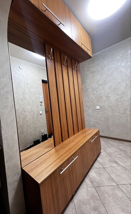 Продам прихожую с зеркалом