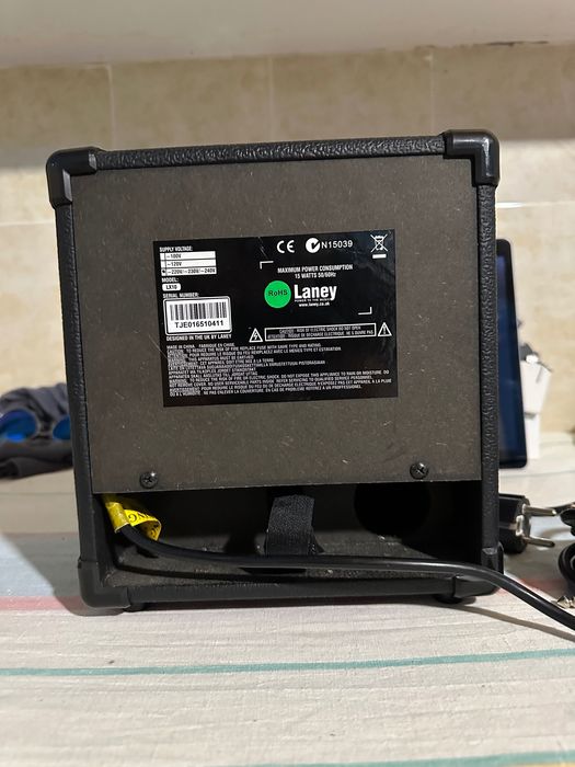 Vând amplificator de chitară laney.