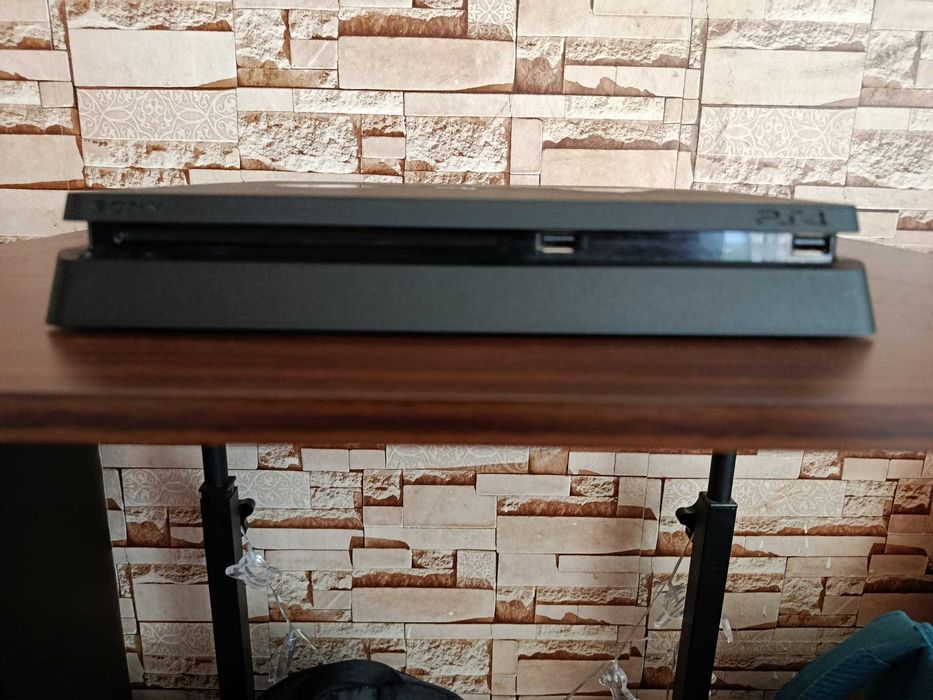 Playstation 4 slim 1tb + 1 джойстик и необходимите кабелите