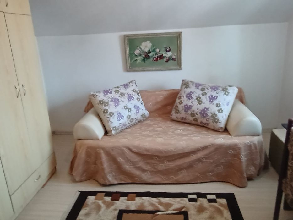 Închiriez cameră la curte pentru elevi