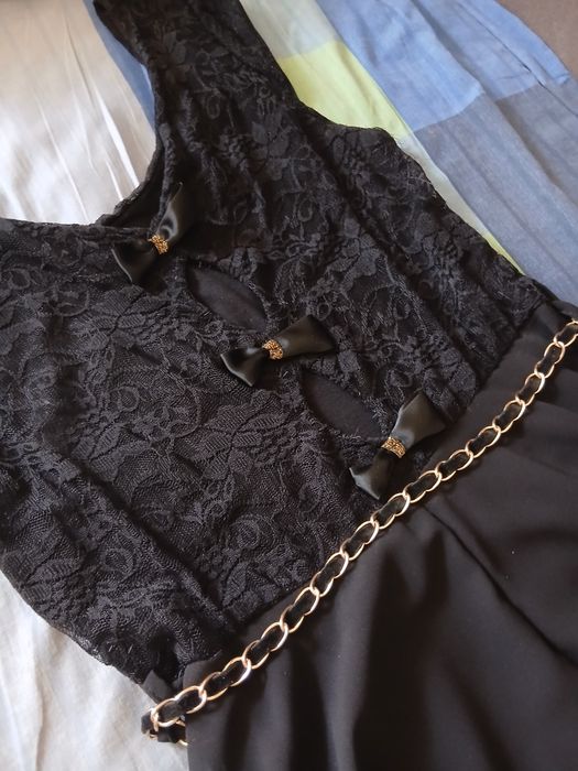 Rochie neagră elegantă din dantelă cu lanț auriu – S-M
