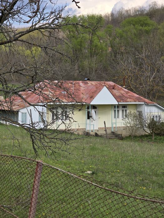 Titlu: Casă bătrânească de vânzare cu curte generoasă – Sat Șendresti, Com. Motoșeni, jud. Bacău
​Descriere:
​Vă propun spre vânzare o gospodărie situ