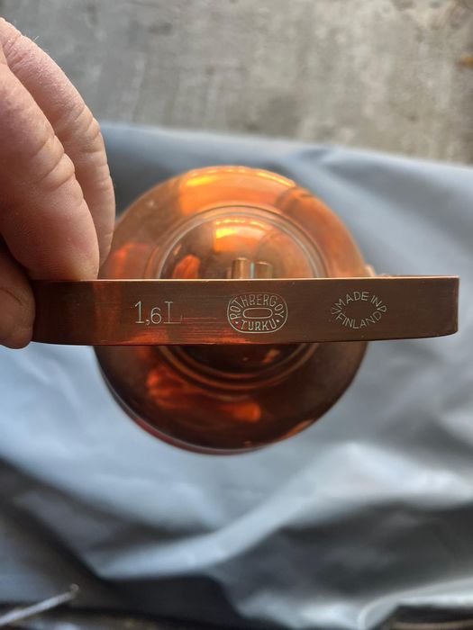 Ceainic din cuplu care pare a fi un model vintage sau abtic