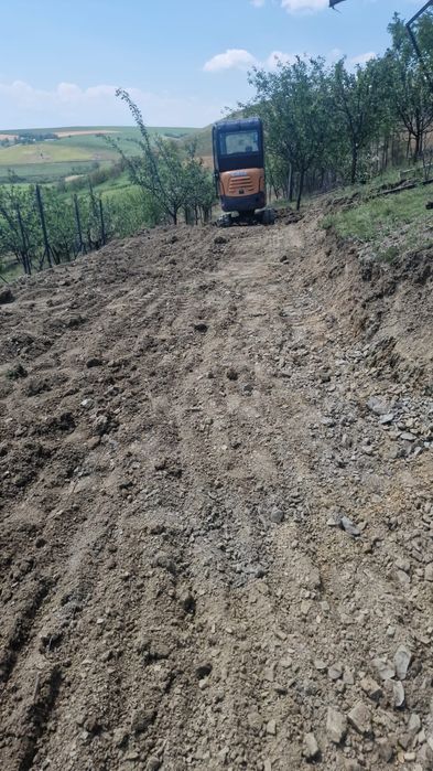 Închiriez Miniexcavator