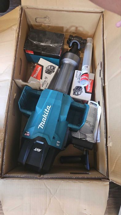 Продавам Makita HM002G – акумулаторен къртач XGT 40V Max x2 (80V Max), SDS-MAX + зарядно и 2 батерии