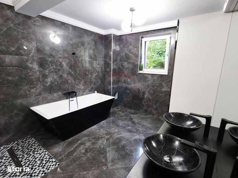 Apartament cu 5 camere de vânzare în zona Precista