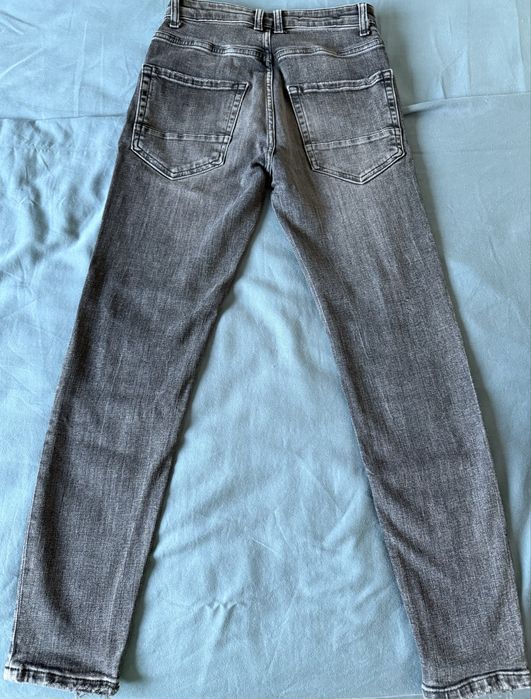 Vand blugi Zara in stare foarte buna