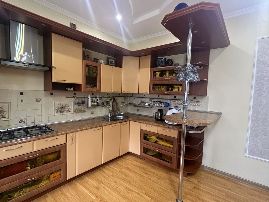 Кухня с барной стойкой