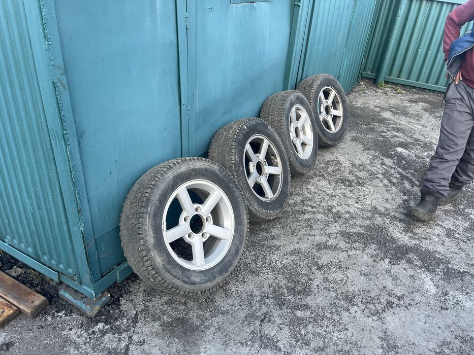 Продам комплект колес , диски нива
