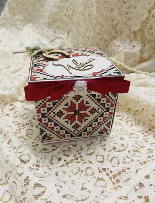 Покана тип експлодираща кутия за кръщене/кръстница с фолклорни мотиви