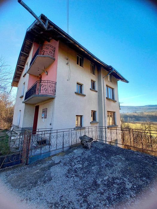 Дава под Наем КЪЩА и склад