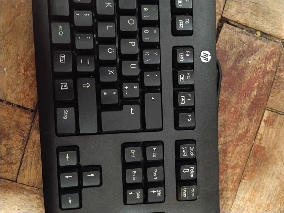 Vând tastatura și maus cu fir HP