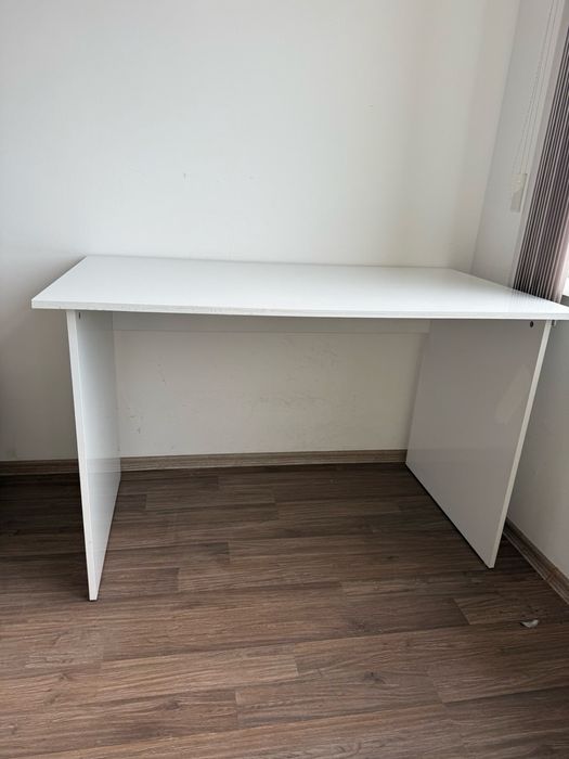 Бюро бял цвят- гланц