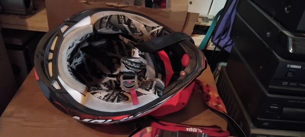 Мотоциклетна екипировка (боти,шлем)