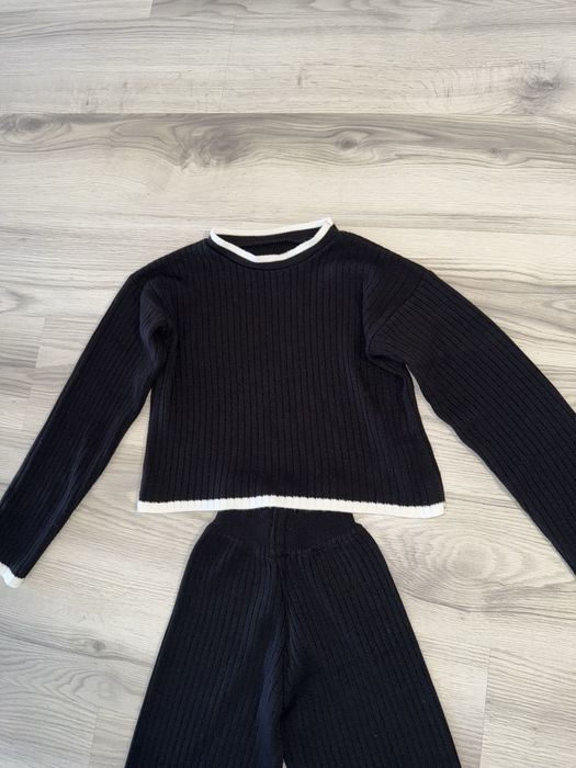 Set tricotat negru S – bluză crop + pantaloni evazați