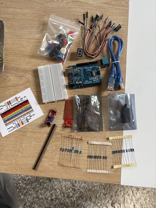 vand kit incepatori Arduino Uno