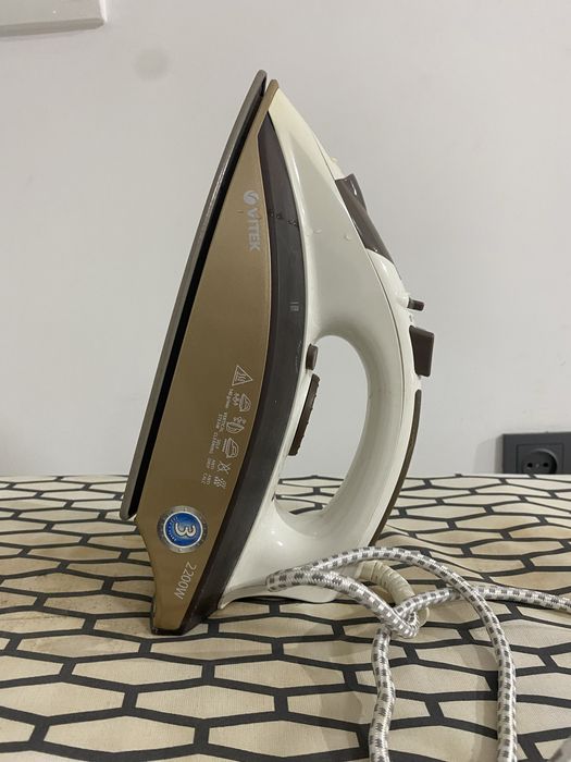 Утюг и гладильная доска