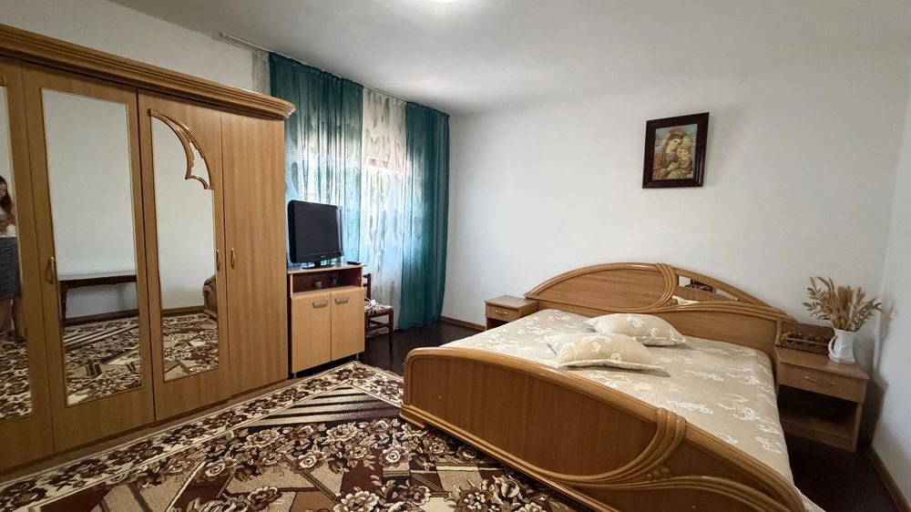 Închiriez cameră, tip garsonieră, disponibilă la curte