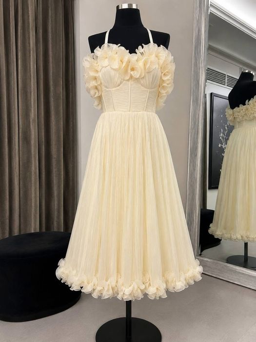 Rochie elegantă de ocazie – mărimea 40 Vând rochie deosebită, culoare crem pentru banchet, cununie! Model cu corset ajustabil! Este noua