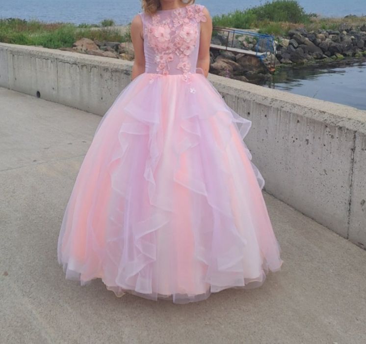 Розова бална рокля