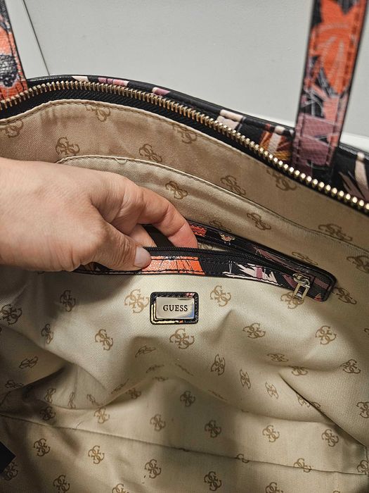 Оригинална чанта на Guess