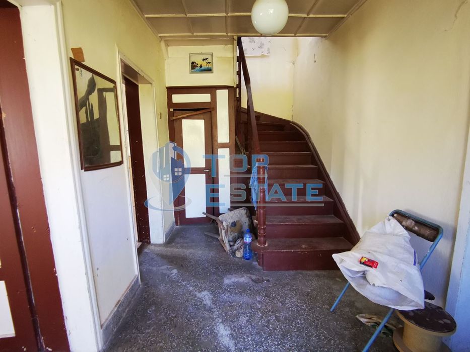 Двуетажна къща с голям двор в село Соколово, област Габрово