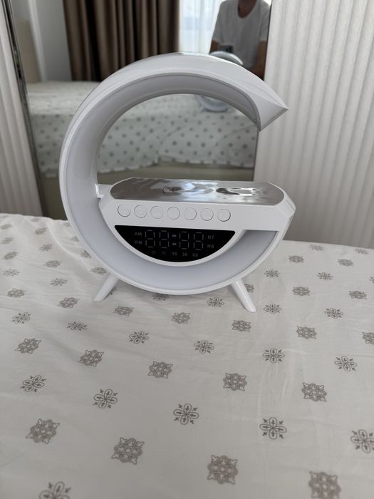 Lampa Smart Multifunctionala cu ceas difuzor wireless incarcare RGB