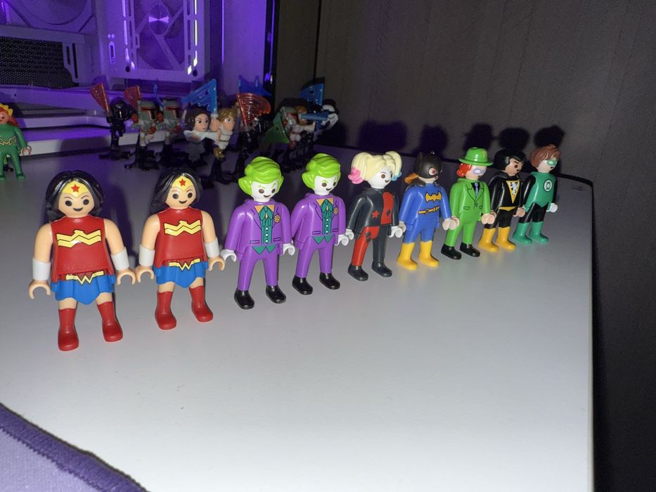 Продам или обменяю Киндер DC фигурки