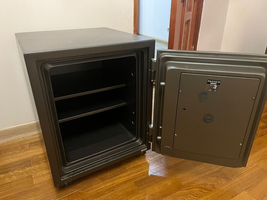 Продам сейф срочно