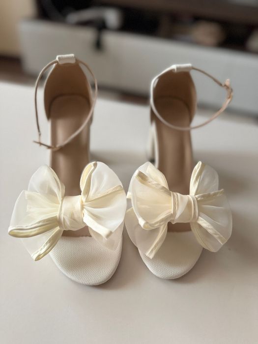 Vand Pantofi albi cu toc înalt