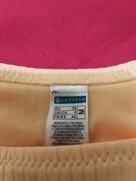 Slip de baie galben cu accesorii aurii de la: Ensored! Purtat o data!!