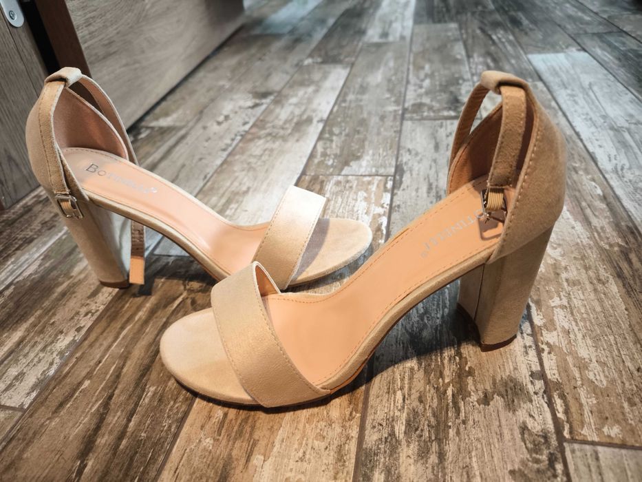 Велурени бежави сандали на ток