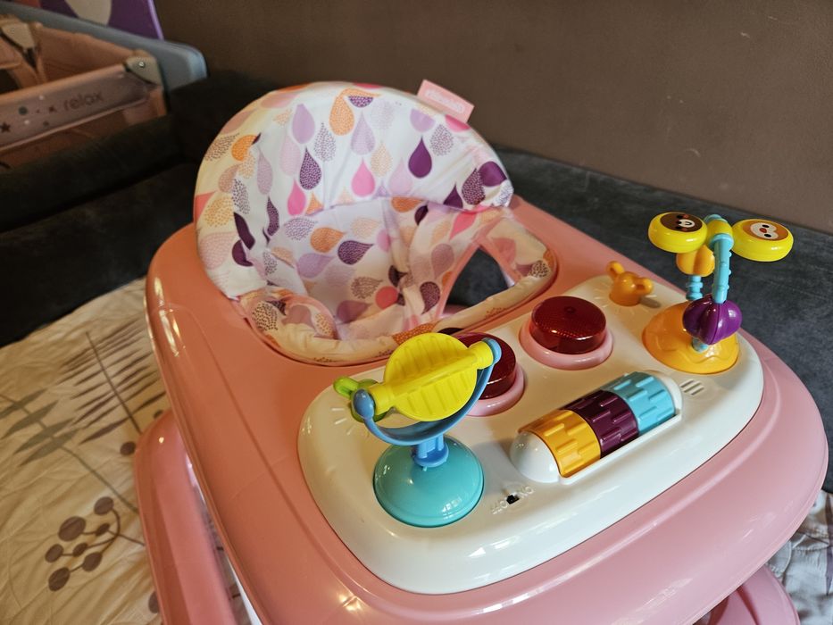 Продавам ЧИСТО НОВА проходилка Chipolino