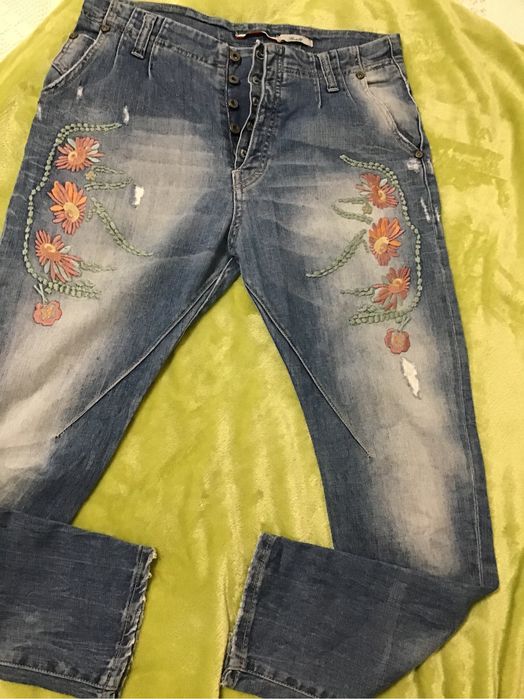 Дънки и пуловер