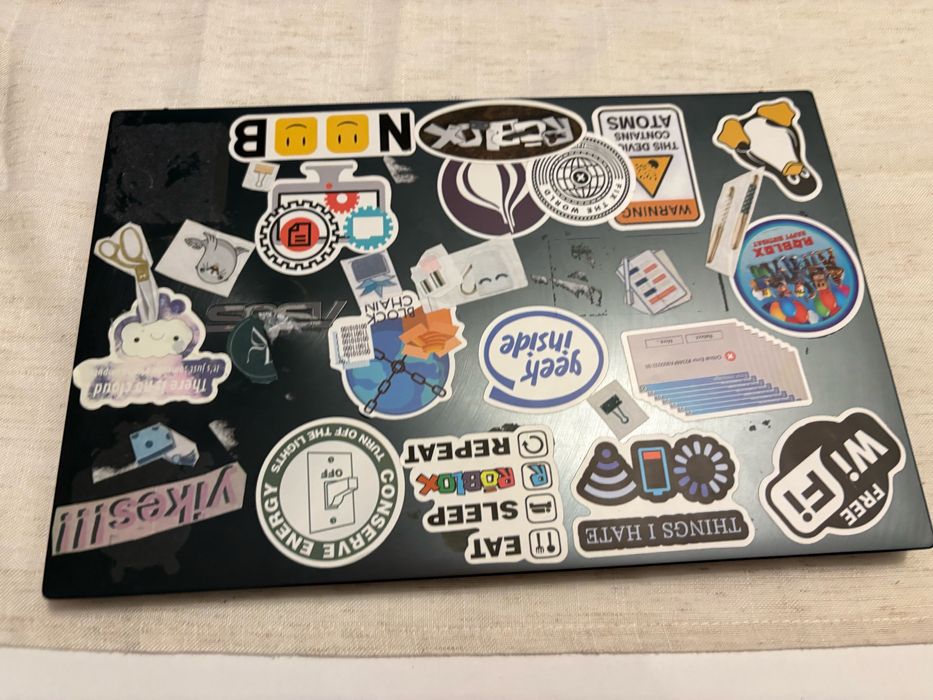 продавам лаптоп ASUS ZenBook 14 UX425JA